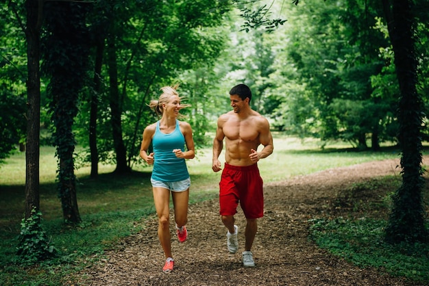 Foto la longitud completa de la pareja corriendo en el campo