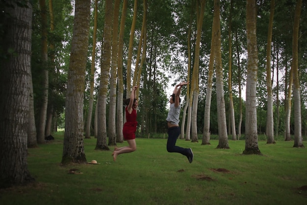 Longitud total de mujer joven en el bosque