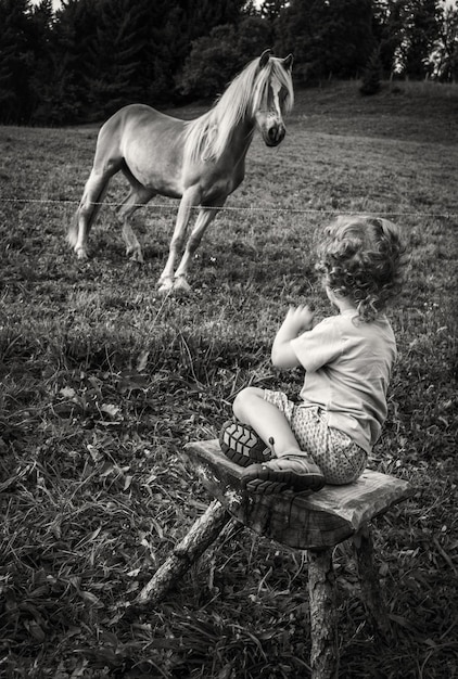 Foto la longitud total del niño en el campo