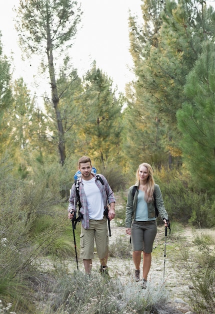 Longitud total de una pareja en forma explorando el bosque