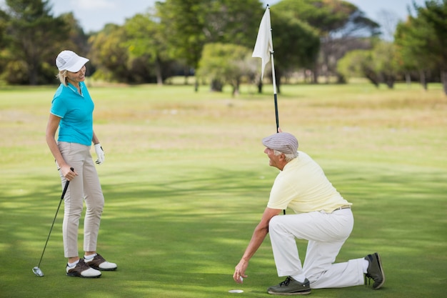 Longitud total de pareja jugando al golf