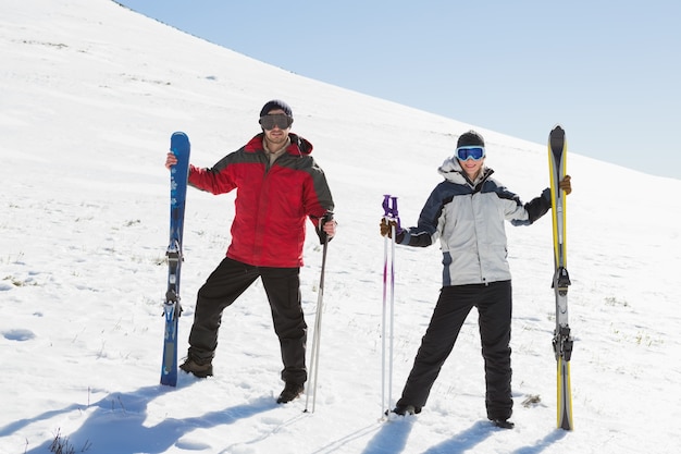 Longitud total de una pareja con tablas de esquí en la nieve