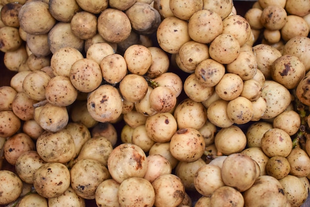 Longkong-Frucht am Straßenmarkt in Thailand