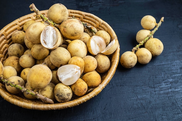 Longkong frutas em preto