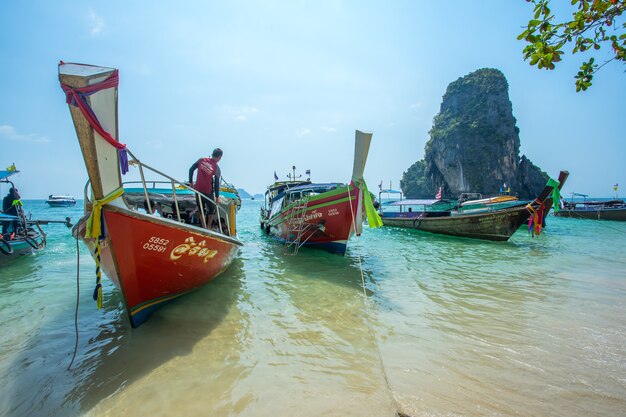 Longtail barcos ancorados na ilha de Hong na província de Krabi