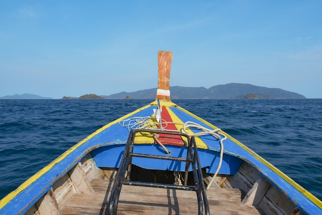 Longtail boat en el mar en la isla de Lipe