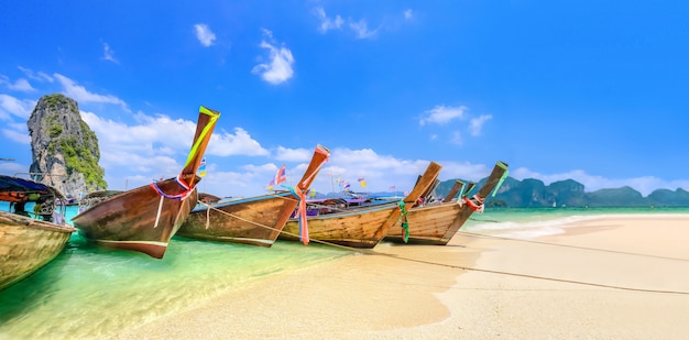 Longtail boats en la playa