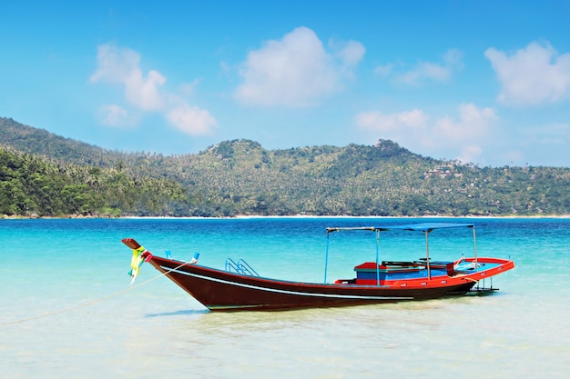 Longtail-Boot am Strand in Thailand