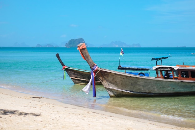 Longtail-Boot am Tubkaak-Strand bereit nach Hong Island Krabi Thailand Wahrzeichen Reiseziel Südostasien Reiseurlaub und Urlaubskonzept