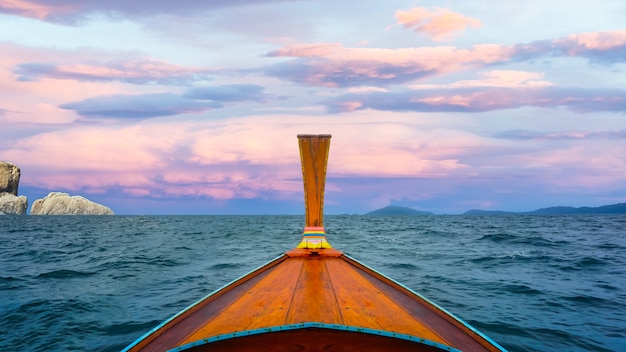 Longtail-Boot auf kristallklarem Meer im tropischen Koh Lipe Thailand