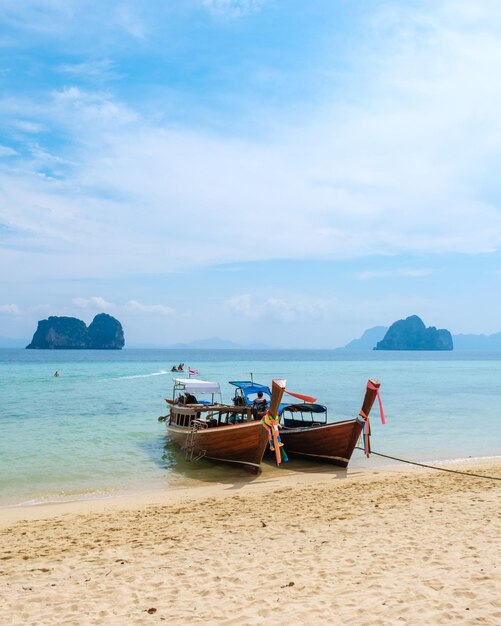 Longtail-Boote am Strand der tropischen Insel Koh Ngai im Andamansee Trang in Thailand