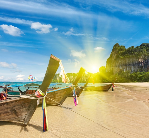 Longtail-Boote am Strand Thailand