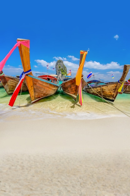 Longtail-Boote am Strand