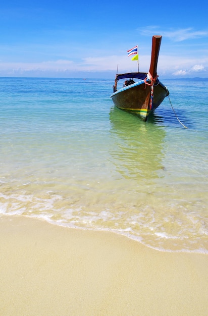 Longtail-Boote am tropischen Strand Andamanensee Thailand