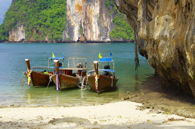 Longtail-Boote am tropischen Strand Andamanensee Thailand