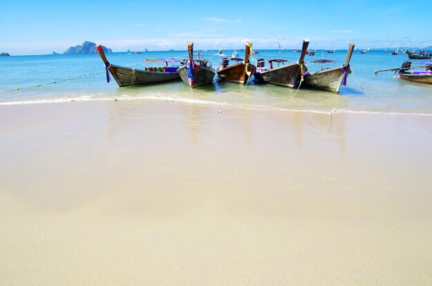 Longtail-Boote am tropischen Strand Andamanensee Thailand