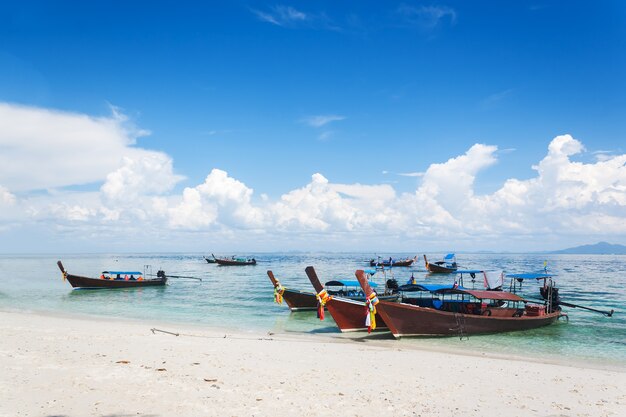 Longtail-Boote am tropischen Strand