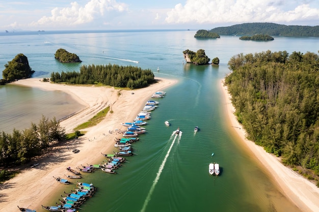 Longtail Pier und Yachten mit Schnellboot für Touristen