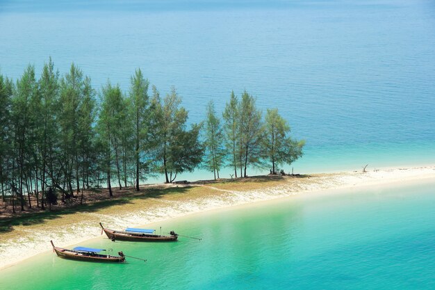 Foto longtale-boot auf dem weißen strand von myanmar