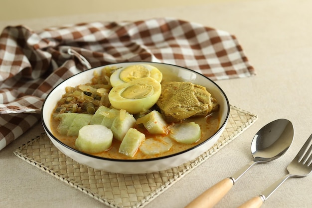 Lontong Cap Go Meh es una mezcla de cocina indonesia del plato tradicional chino