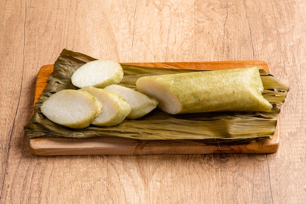 Lontong é um prato indonésio O arroz é enrolado dentro de uma folha de bananeira e fervido