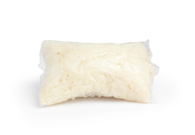 Lontong o pastel de arroz aislado sobre fondo blanco. Lontong tradicional de Indonesia.