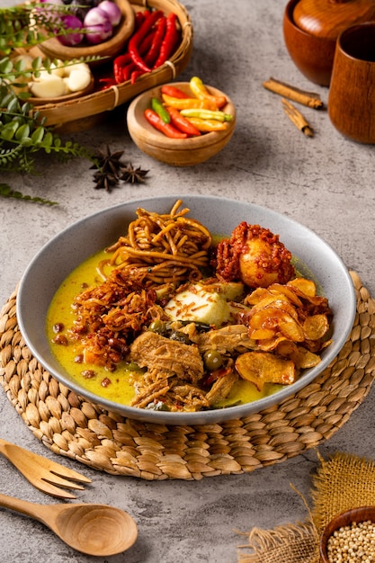 Lontong sayur es un plato de arroz tradicional de Indonesia