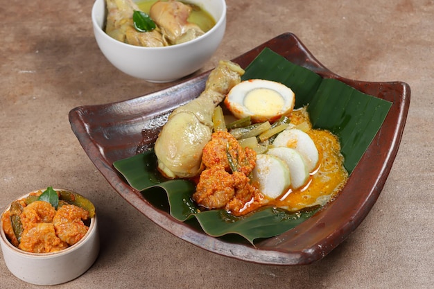 Lontong Sayur Labu Siam ou sayur ketupat comida tradicional indonésia feita de chuchu