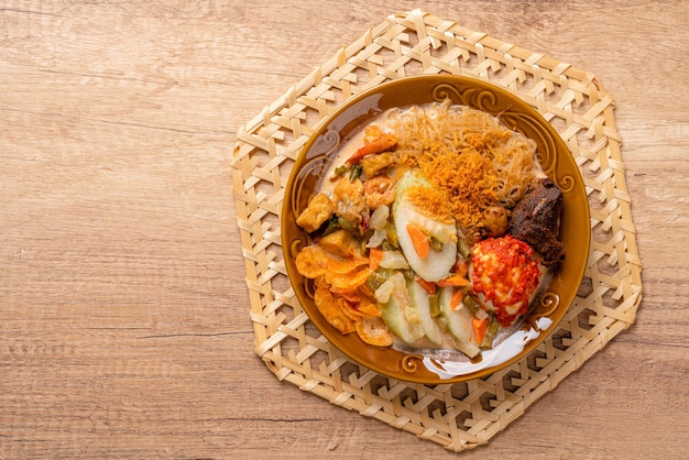 Lontong sayur o pastel de arroz vegetal es un arroz tradicional indonesio