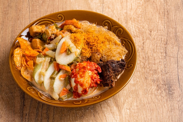 Lontong sayur o pastel de arroz vegetal es un arroz tradicional indonesio