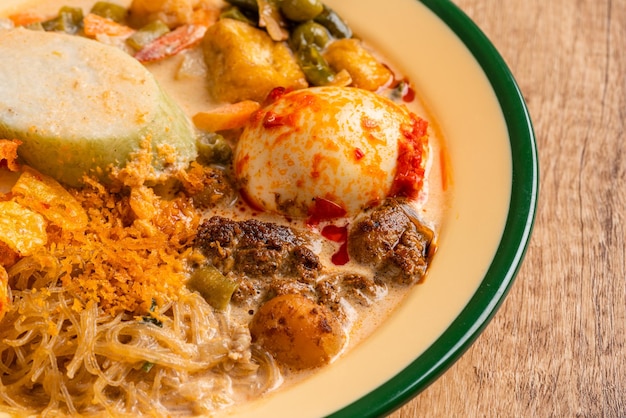 Lontong sayur o pastel de arroz vegetal es un arroz tradicional indonesio