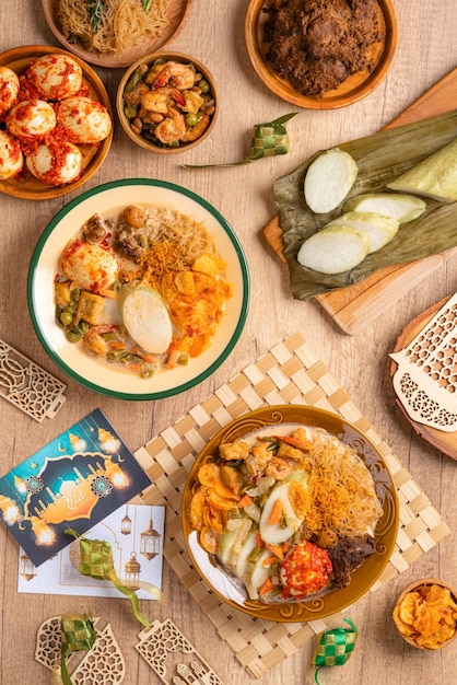 Lontong Sayur oder Gemüsereiskuchen ist ein traditioneller indonesischer Reis