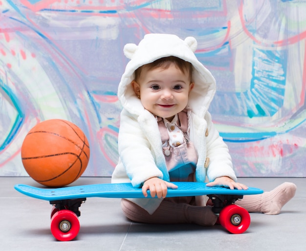 Look urbano bebé con patineta