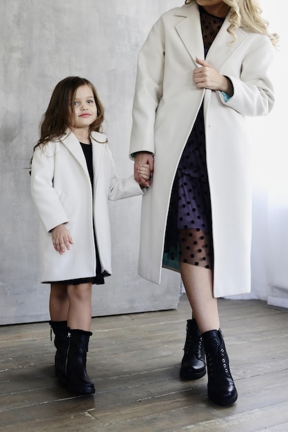 Lookbook. mãe e filha no mesmo casaco