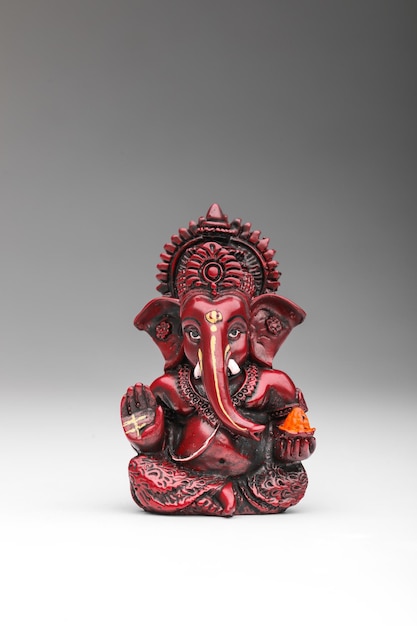 Foto lord ganesha-skulptur auf weißem hintergrund