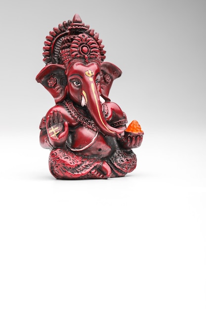 Lord Ganesha-Skulptur auf weißem Hintergrund