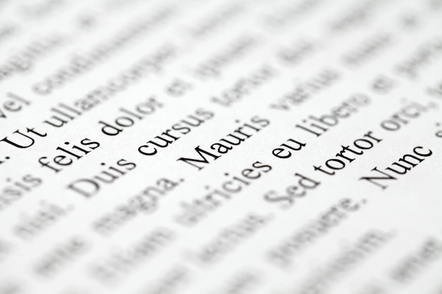 Foto lorem ipsum auf einer auf papier gedruckten projektbeschriftungsnotiz in der mitte des textes mit diagonalem selektivem fokus