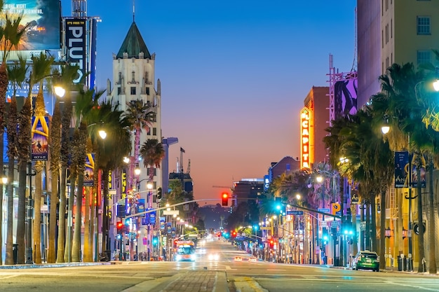 Los angeles, eua - 19 de outubro de 2019: vista do distrito mundialmente famoso de hollywood boulevard em los angeles, califórnia, eua no crepúsculo.