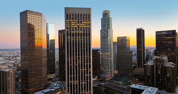 Los angeles no centro da cidade panorâmica com arranha-céus tema california com fundo los angeles