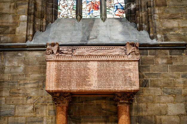 Losa de piedra con inscripciones en el pedestal de la Catedral de Milán Italia