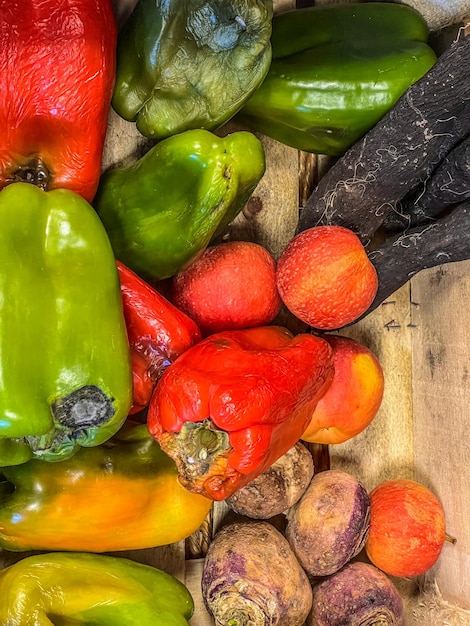 Loser Verkauf verfaultes Obst und Gemüse Über dem Verfallsdatum