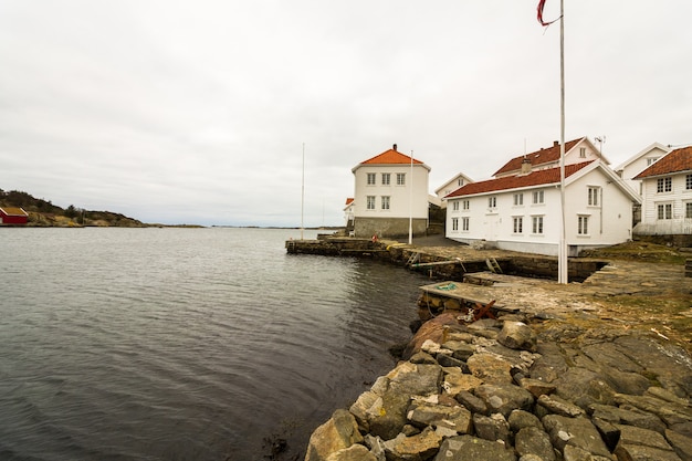Loshavn, idyllisches norwegisches Piratendorf mit weißen Holzhäusern