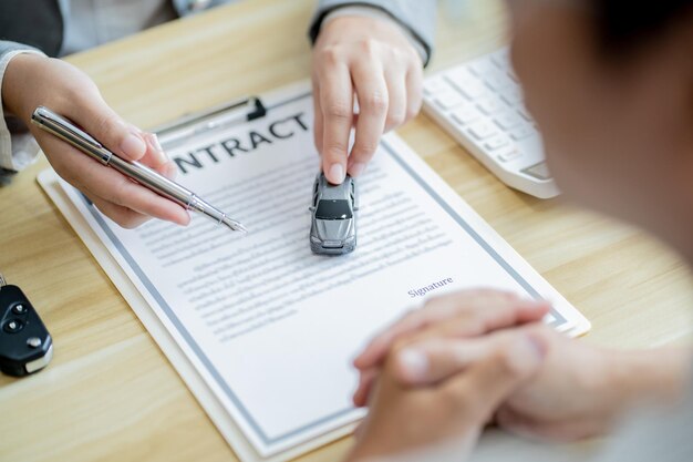 Loss Adjuster Insurance Agent Inspecting Damaged Car xASales Manager gibt Ratschläge zum Antragsformular unter Berücksichtigung des Hypothekendarlehensangebots für die Autoversicherung