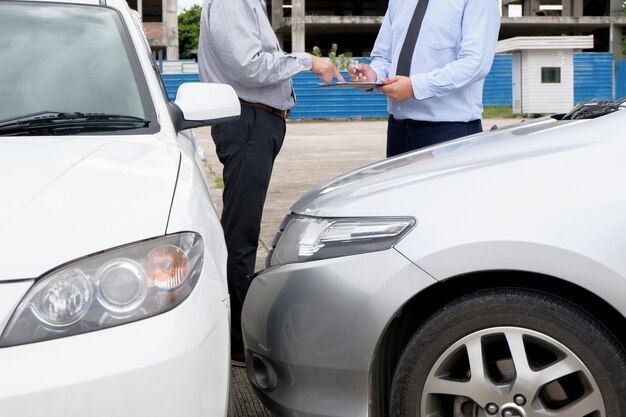 Loss Adjuster Insurance Agent Inspecting Damaged Car xASales Manager gibt Ratschläge zum Antragsformular unter Berücksichtigung des Hypothekendarlehensangebots für die Autoversicherung