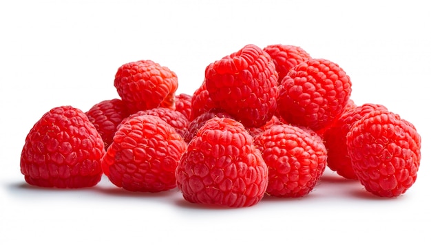 Lot organische Himbeeren auf Weiß