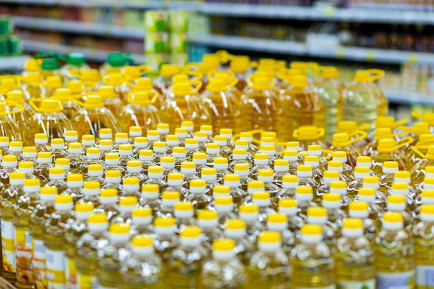 Un lote de botellas de aceite vegetal se encuentra en la ventana de un supermercado