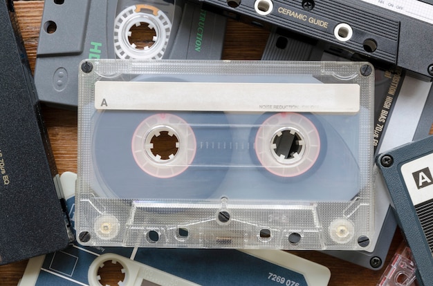 Foto lote de casetes de audio antiguos con línea de texto en blanco en el central