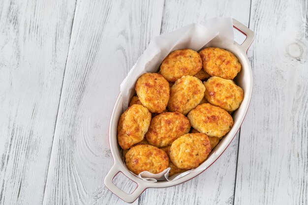 Lote de coliflor con queso horneado tots flat lay