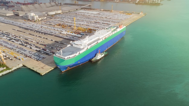 Lote de carros novos no porto terminal para transporte de exportação por navio logística de transporte de navios de carga