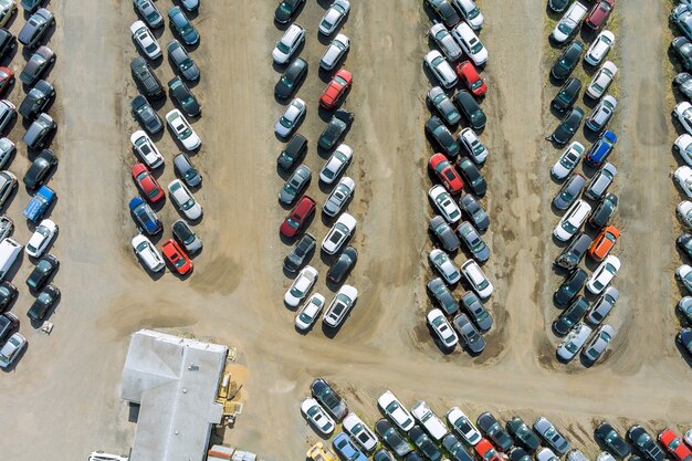 Lote de terminal de pátio de leilão em carro distribuído em filas de carros usados estacionados